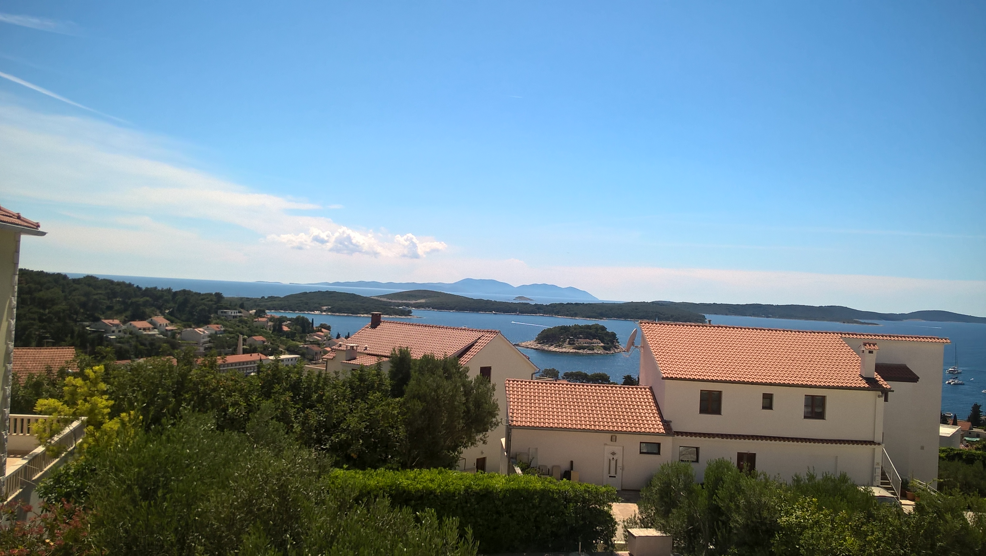 Uvala s morem i kamenom kućom